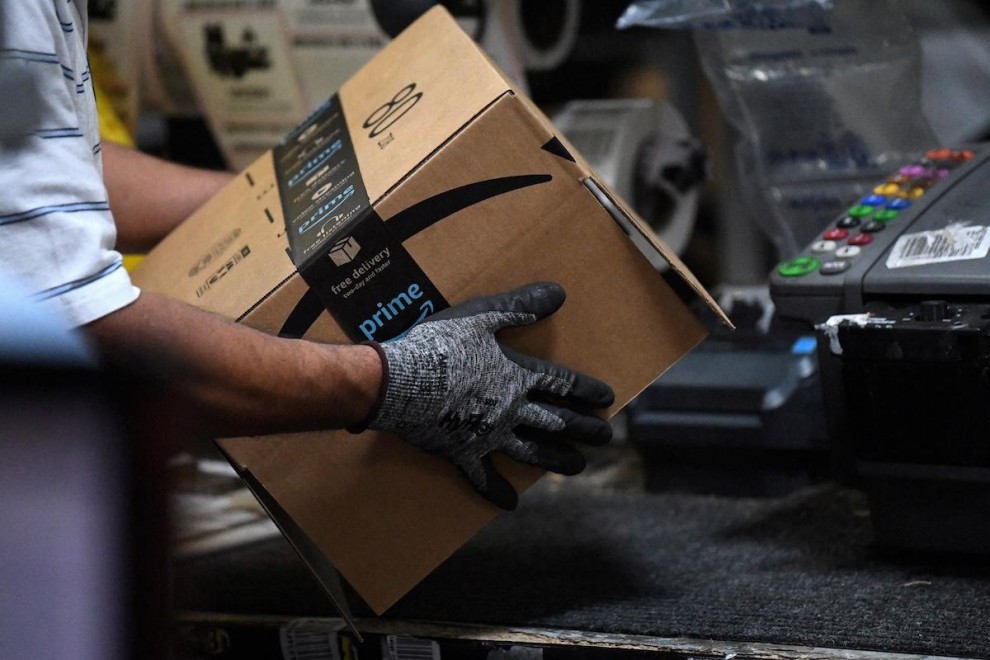 Foto de archivo datada el 30 de abril de 2019 en la que un trabajador ensambla una caja para su entrega en el centro logístico de Amazon en Baltimore, Maryland (EEUU).