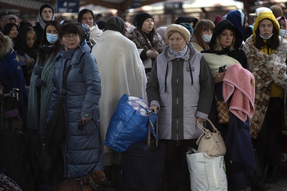 Decenas de mujeres ucranianas a su llegada este domingo 27 de febrero de 2022 a la estación de tren de tren de Przemsyl, en Polonia, que se ha convertido en uno de los principales puntos de llegada para los refugiados que huyen de la guerra.
