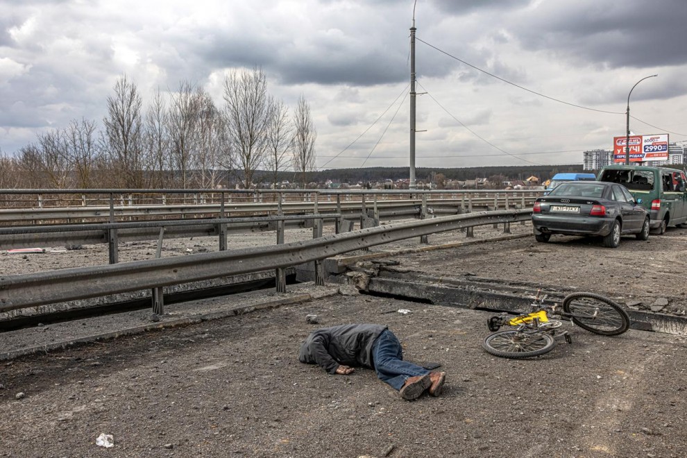 El cuerpo de un hombre muerto yace en el puente destruido junto a los autos abandonados dejados por personas que huyen de la ciudad de primera línea de Irpin, región de Kiev (Kiev), Ucrania, 07 de marzo de 2022.