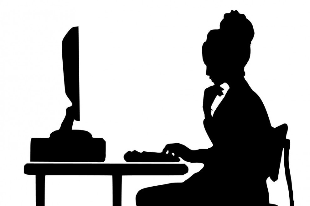 Silueta de una mujer con un ordenador.