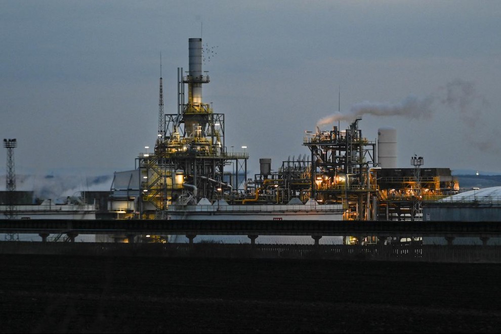 Esta fotografía tomada el 17 de marzo de 2022 muestra la única refinería de petróleo de Bulgaria, Lukoil Neftochim Burgas, de propiedad rusa, en la costa del Mar Negro.