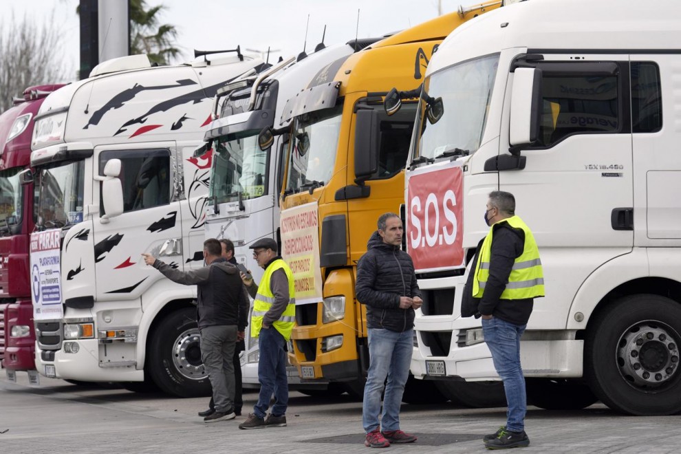 Varias decenas de camioneros se concentran en la entrada de Mercabarna, a 21 de marzo de 2022, durante el paro indefinido.