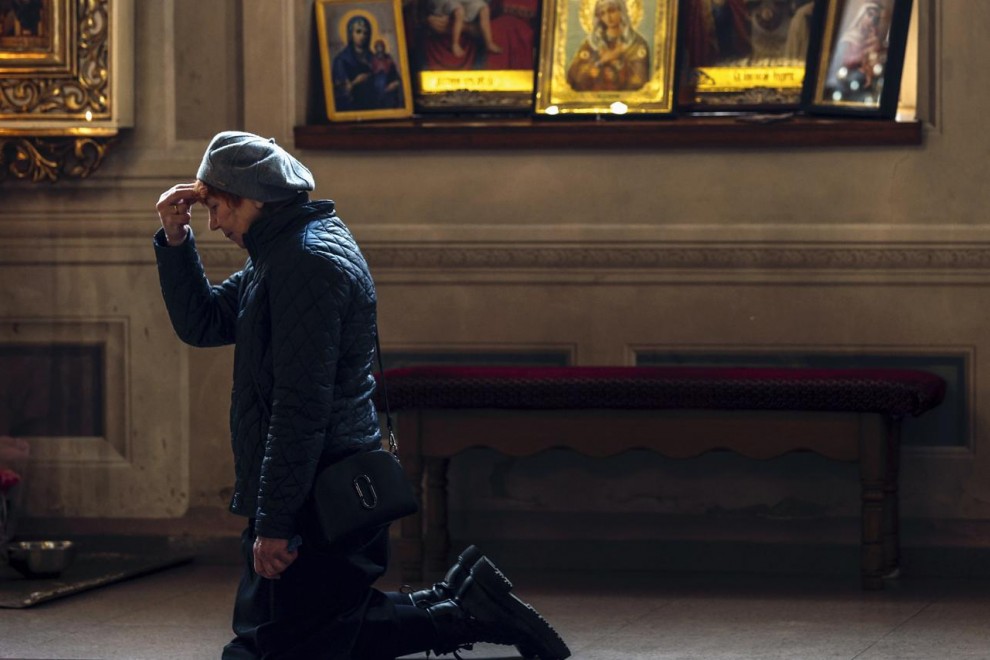 Una mujer sigue el servicio religioso en la iglesia de la Natividad de Cristo de Odesa , a 25 de marzo de 2022.