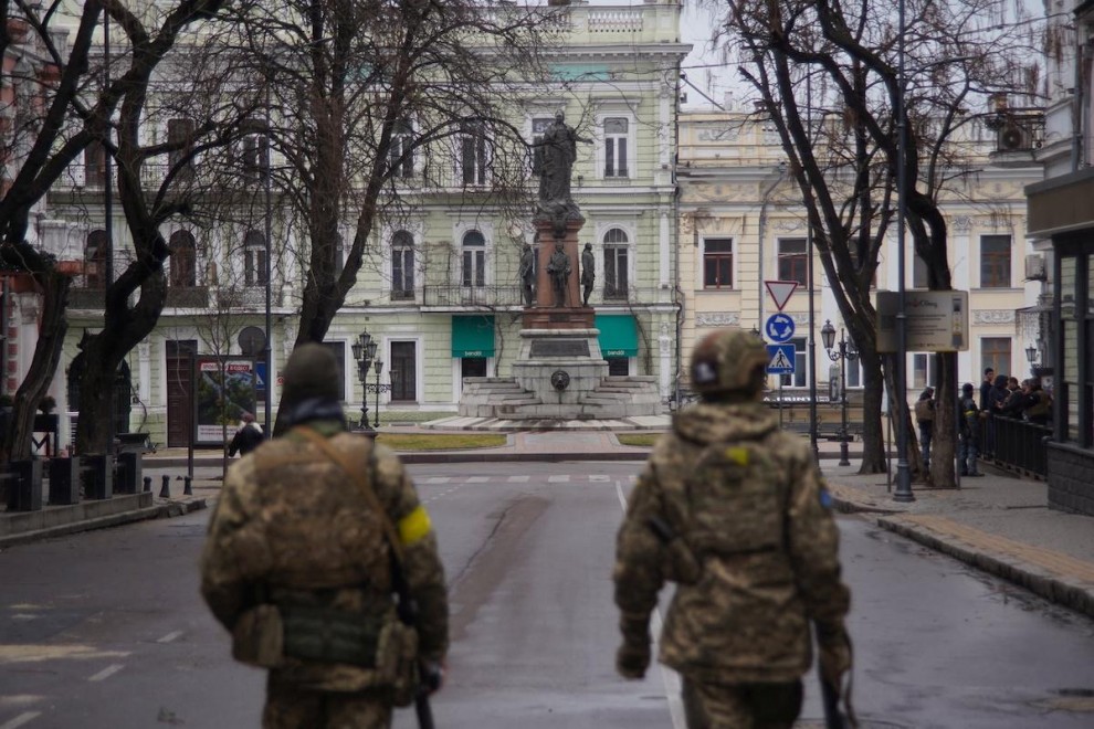 Miembros de las Fuerzas de Defensa Territorial de Ucrania patrullan una calle, en medio de la invasión rusa de Ucrania, en Odessa, el 4 de marzo de 2022.