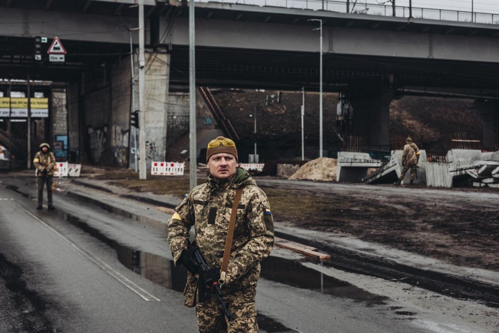 Un miliciano ucraniano controla una carretera, a 2 de marzo de 2022, en Kiev (Ucrania)