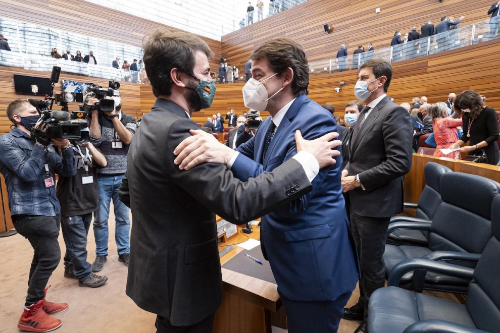 El líder de Vox en Castilla y León, Juan García-Gallardo y el presidente en funciones de la Junta de Castilla y León, Alfonso Fernández Mañueco se abrazan en el acto de constitución de las Cortes de Castilla y León, a 10 de marzo de 2022, en Valladolid.
