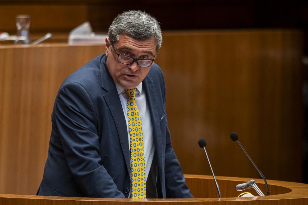 El cabeza de lista a la Presidencia de la Junta Por Ávila, Pedro Pascual, interviene en el pleno del debate de investidura de Mañueco en las Cortes de Castilla y León, a 11 de abril de 2022.