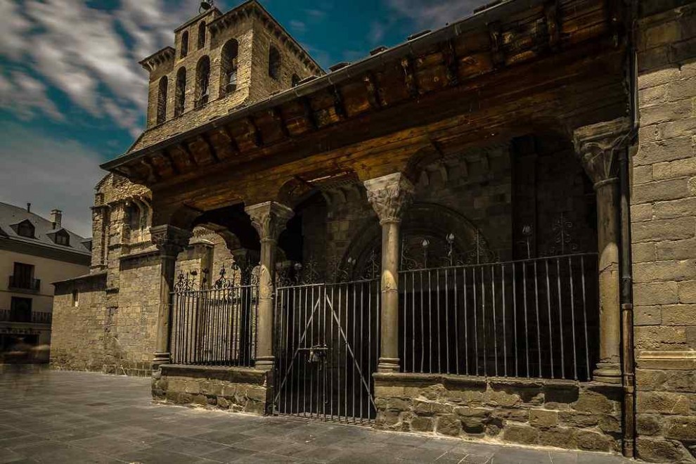 El obispado de Jaca inmatriculó la catedral de esa ciudad del Pirineo, que se disputa el título de románica más antigua de España con la de Mondoñedo.