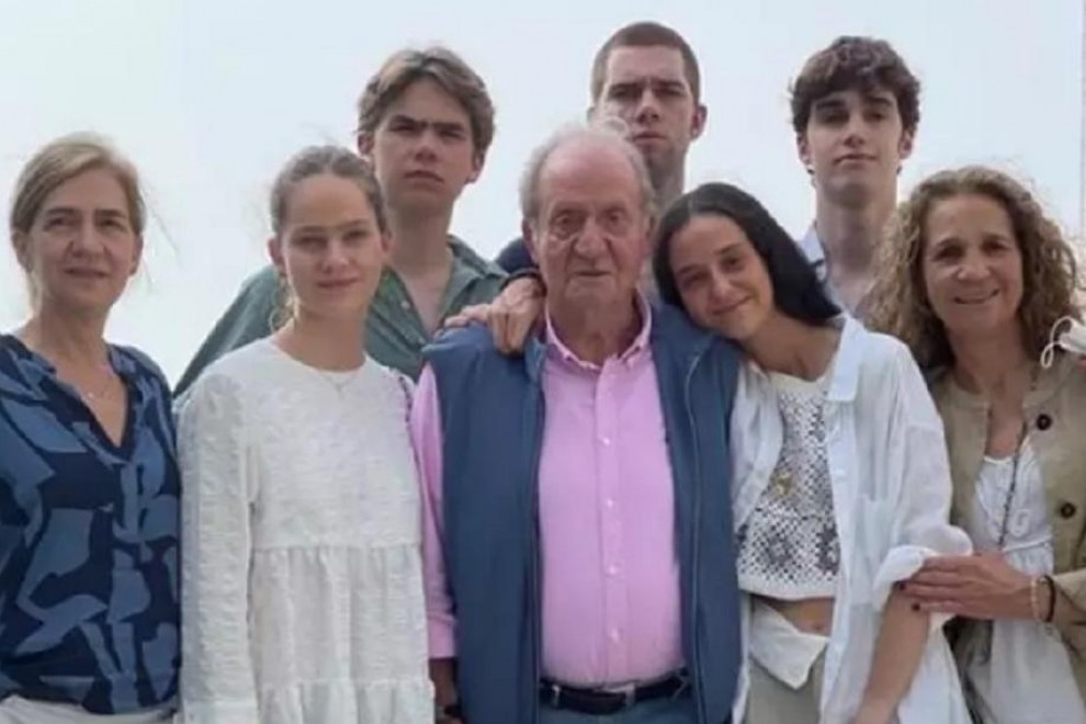 El rey emérito, Juan Carlos I, posa junto a las infantas Cristina y Elena y algunos de sus nietos, en Abu Dabi