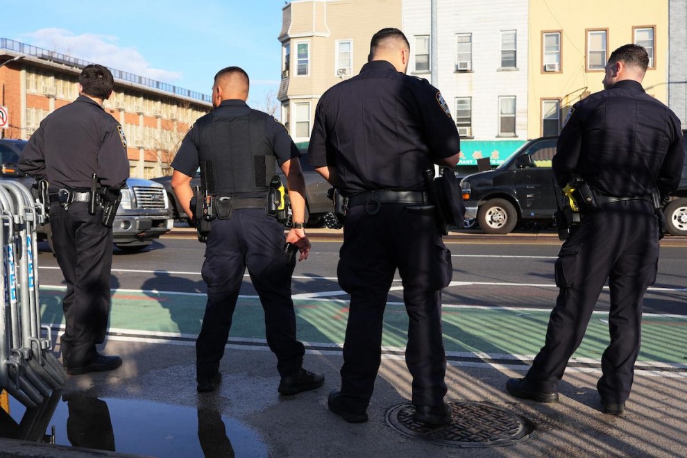 Oficiales de policía de Nueva York durante una guardia el 13 de abril de 2022 en el vecindario Sunset Park.
