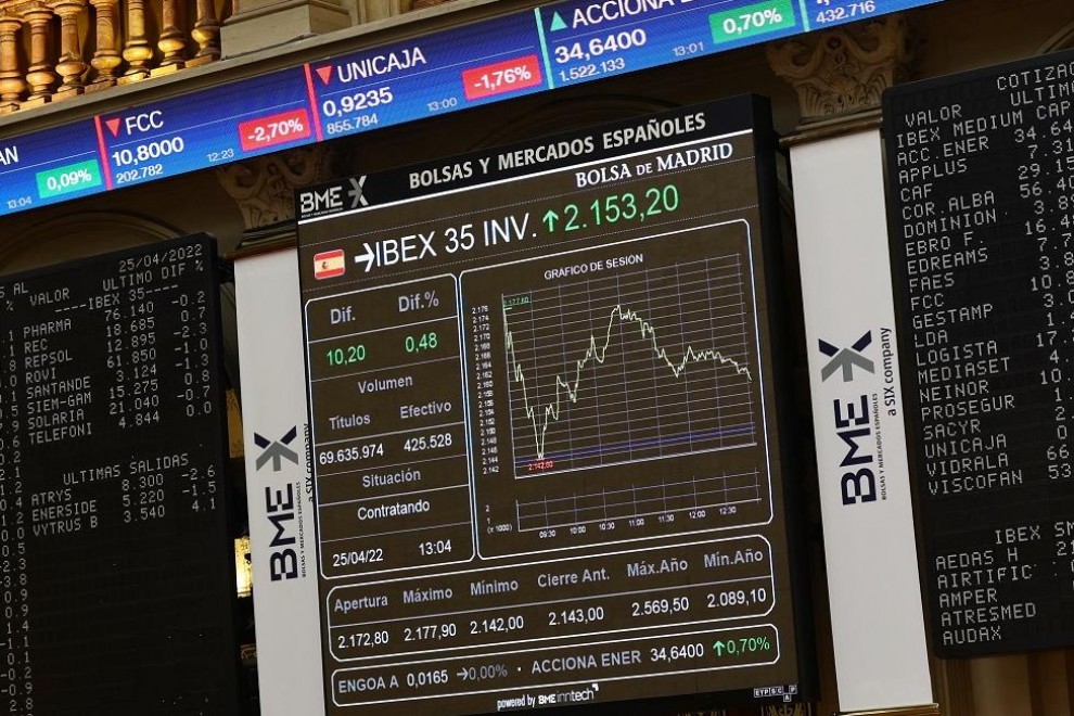 Valores del Ibex 35 en los paneles informativos del Palacio de la Bolsa de Madrid. E.P./Eduardo Parra