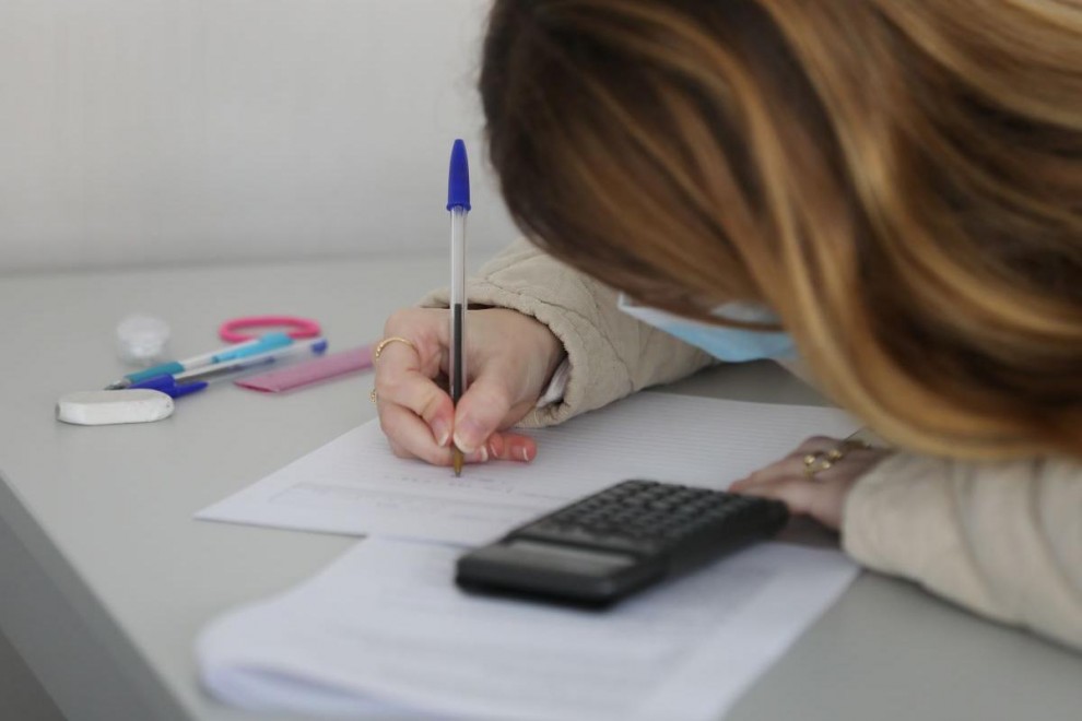 Una alumna realiza un examen, a 10 de enero de 2022, en Madrid.