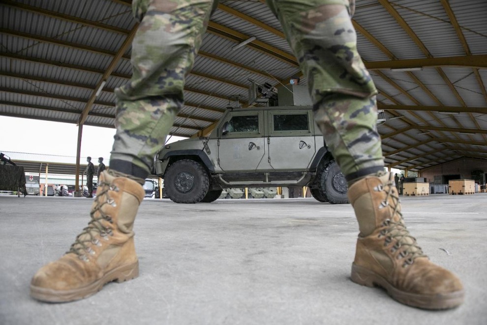 Un efectivo del Regimiento de Infantería durante la presentación del despliegue en Irak y en Mali, en el acuartelamiento Cabo Noval, en Siero, Asturias, a 29 de octubre de 2021.