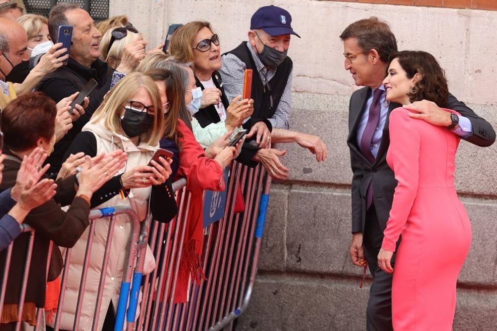 La presidenta de la Comunidad de Madrid, Isabel Díaz Ayuso, acompañada por el presidente del PP, Alberto Núñez Feijóo, saludan a los asistentes tras rendir homenaje a los héroes del Dos de Mayo en la Puerta del Sol este 2 de mayo de 2022.  E.P./Eduardo Pa