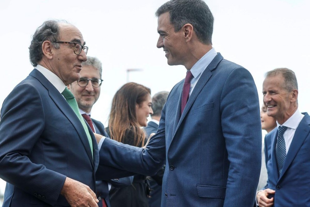 El presidente del Gobierno, Pedro Sánchez, saluda al presidente de Iberdrola, Ignacio Sánchez Galán, durante la presentación del proyecto de gigafactoría de baterías de Volkswagen, a 5 de mayo de 2022, en Sagunto.
