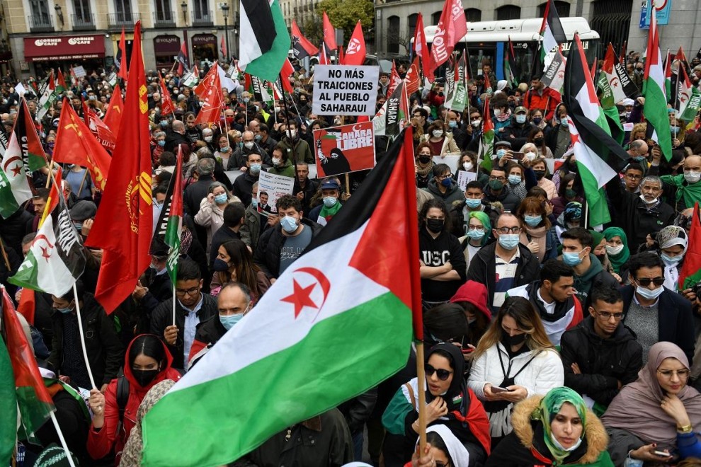 Varias personas, con banderas saharauis, participan en una manifestación en el mes de Marzo después de que el Gobierno español aceptase el plan de autonomía del Sáhara Occidental planteado por Marruecos.