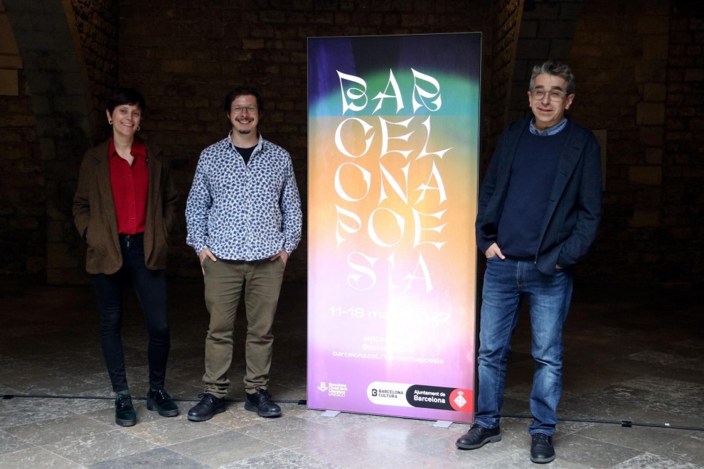 Els co-comissaris del Barcelona Poesia 2022, Maria Callís i Josep Pedrals, i el Tinent d'alcaldia de Cultura, Jordi Martí, amb el cartell de l'edició.