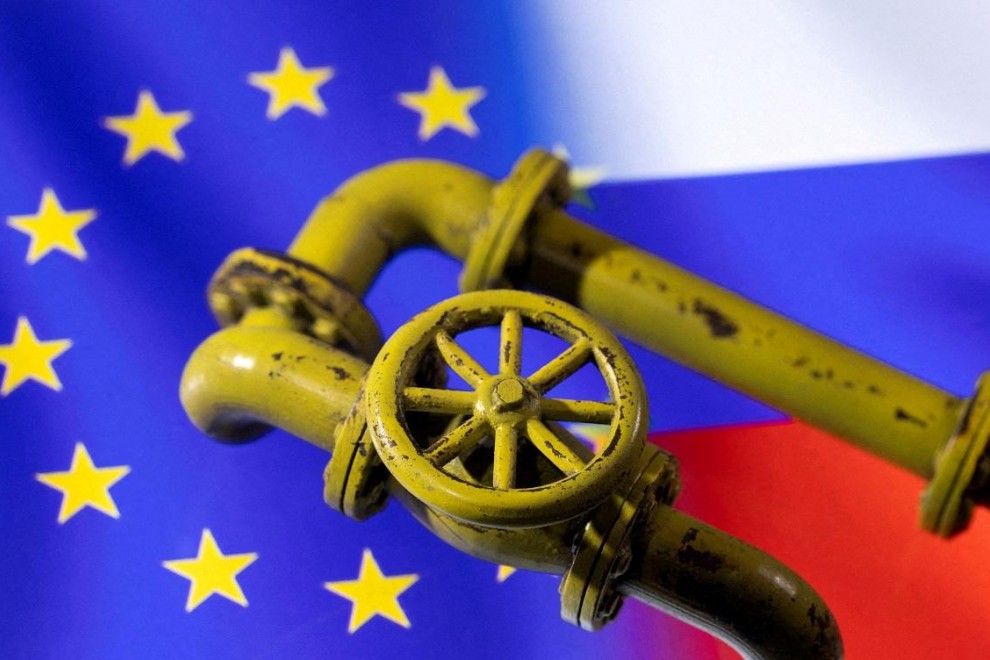 Una ilustración muestra unas tuberías de gas sobre las banderas de Rusia y la Unión Europea
