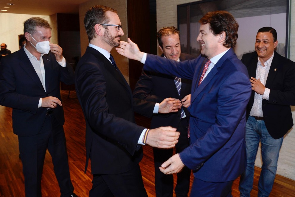 El presidente de la Junta de Castilla y León , Alfonso Fernández Mañueco (2-d), felicita a los recién nombrado senadores por las Cortes, Javier Maroto (2-i), y Vidal Galicia (c), en el pleno celebrado este martes 10 de mayo de 2022.