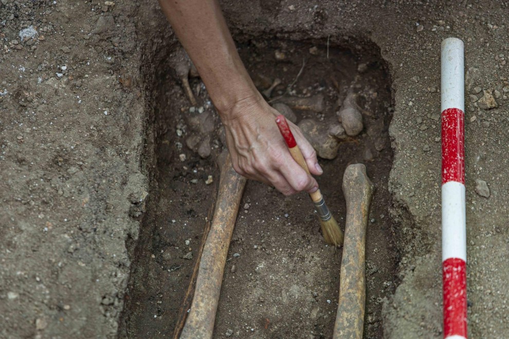 Personal de Aranzadi extrae los huesos de un cuerpo que se cree que fue fusilado en Colmenar viejo en 1939 y enterrado junto a más de 80 en el cementerio parroquial.