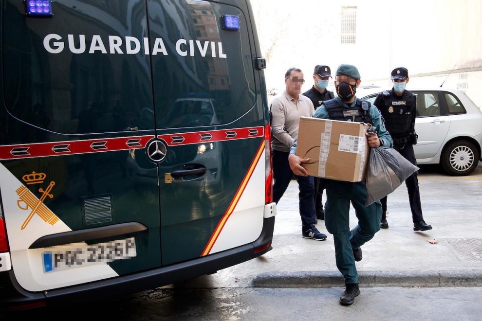 Imagen de archivo de un agente de la Guardia Civil en la inmediaciones de los juzgados de Palma, a 2 de marzo de 2022.