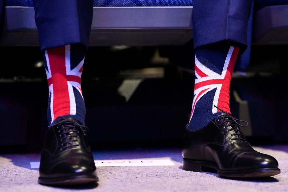 Un miembro del Partido Conservador británico luce unos calcetines con los colores de la Union Jack, como se conoce popularmente a la bandera de Reino Unido, durante el congreso anual de la formación celebrado en Birmingham en pasado octubre. REUTERS/Toby
