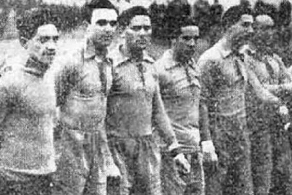 Patricio P. Escobal, tercero por la izquierda, junto a sus compañeros del Real Madrid en una fotografía publicada en 1926 'El imparcial' en una crónica futbolística bajo el título 'El partido de ayer, un gran triunfo del 'foot-ball''