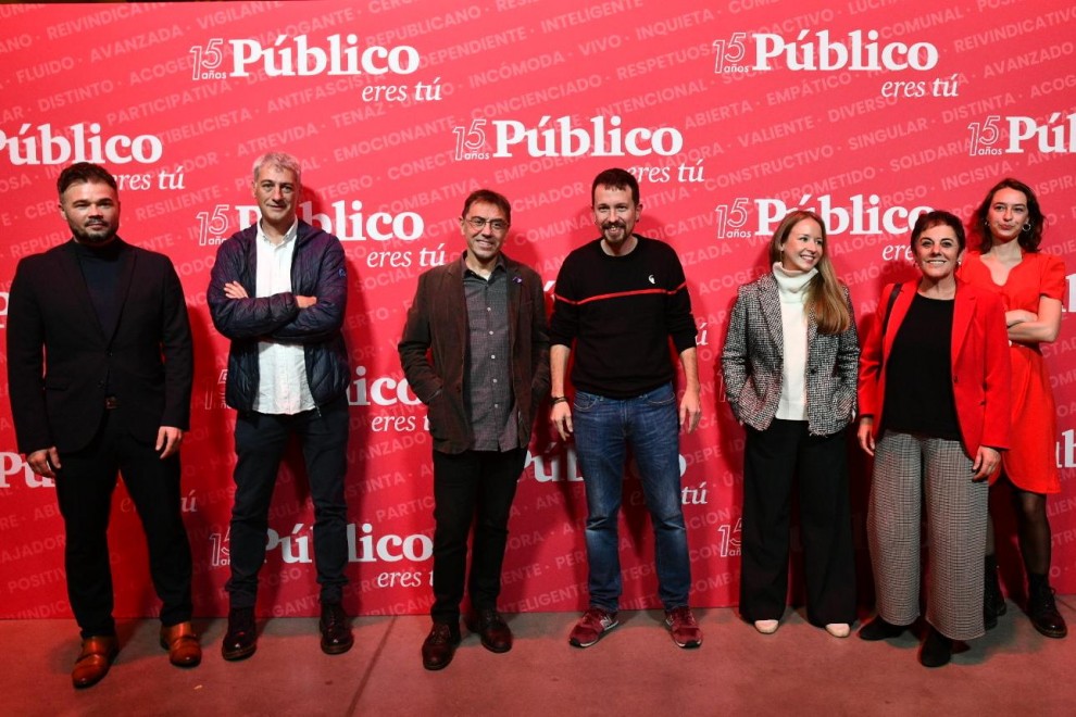 De izquierda a derecha: Gabriel Rufián (ERC), Oskar Matute (Bildu), Juan Carlos Monedero (En la Frontera), Pablo Iglesias (La Base), Inna Afinogenova (La Base), Maite Aizpurúa (Bildu) y Sara Serrano (La Base).
