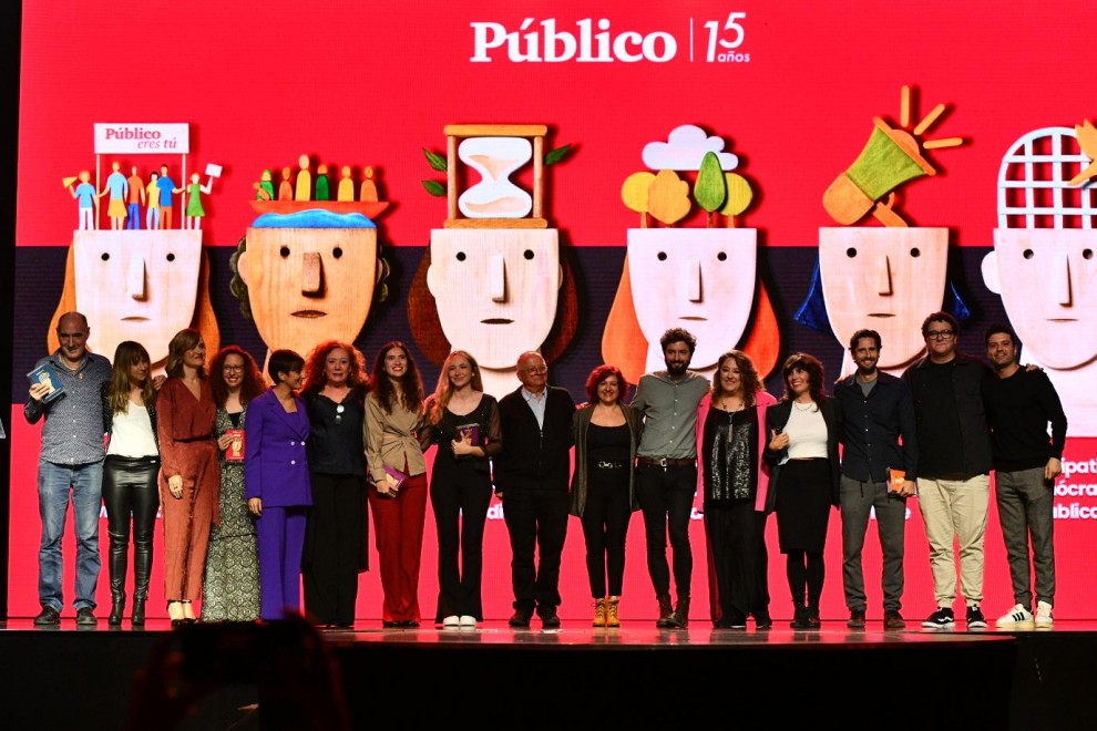 Foto de familia de todos los premiados en la gala del 15º aniversario del diario Público, junto a las ministras de Educación y Política Territorial y de miembros de la redacción del periódico.