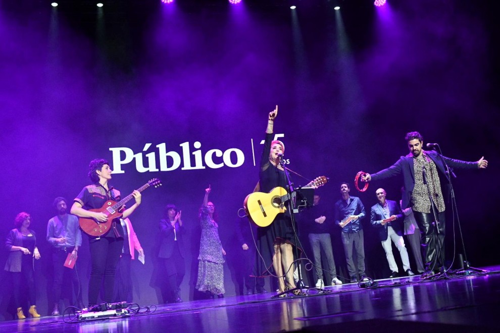 Momento de la actuación de Amparo Sánchez durante la gala del 15º aniversario de Público.