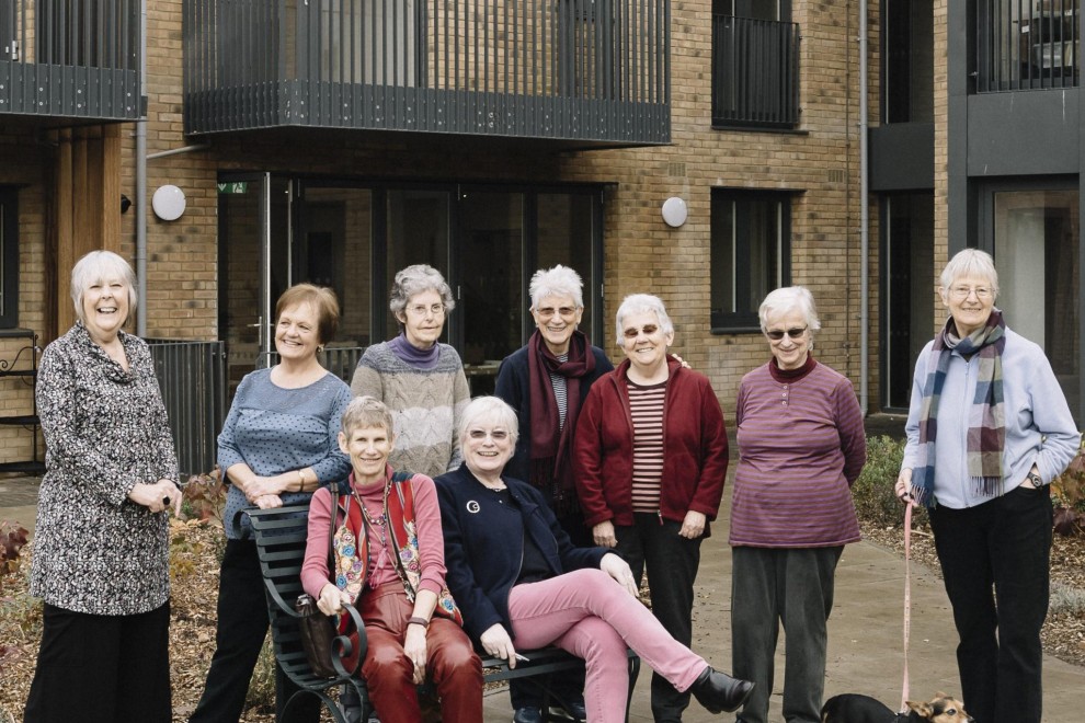 2/1/23 Grupo de residentes en un 'cohousing' londinense.