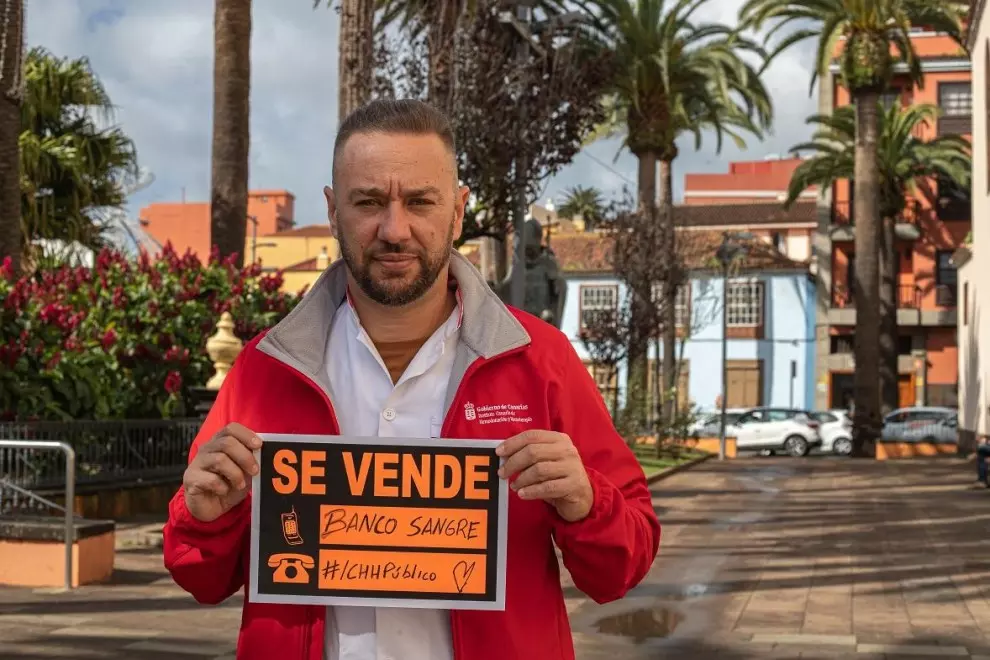 El portavoz del Comité de Huelga del Instituto Canario de Hemodonación y Hemoderivados, Daniel Quintero, protesta contra el 'proceso de privatización encubierta'