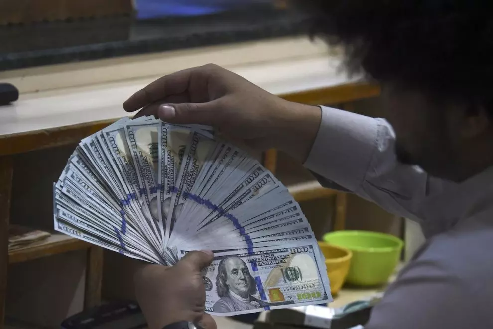 Un comerciante cuenta dólares estadounidenses en un mercado de cambio de dinero en Karachi el 26 de enero de 2023.