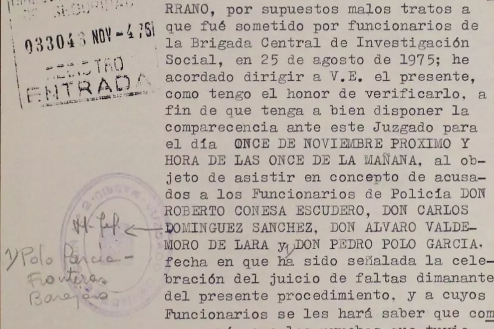 Documento interno de la Policía informando a los agentes denunciados del juicio en su contra