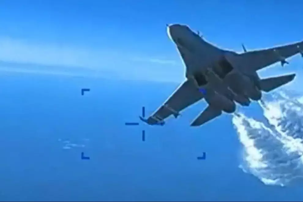 Imagen captada del vídeo divulgado por EEUU del incidente entre un dron suyo y un caza ruso en el mar Negro.