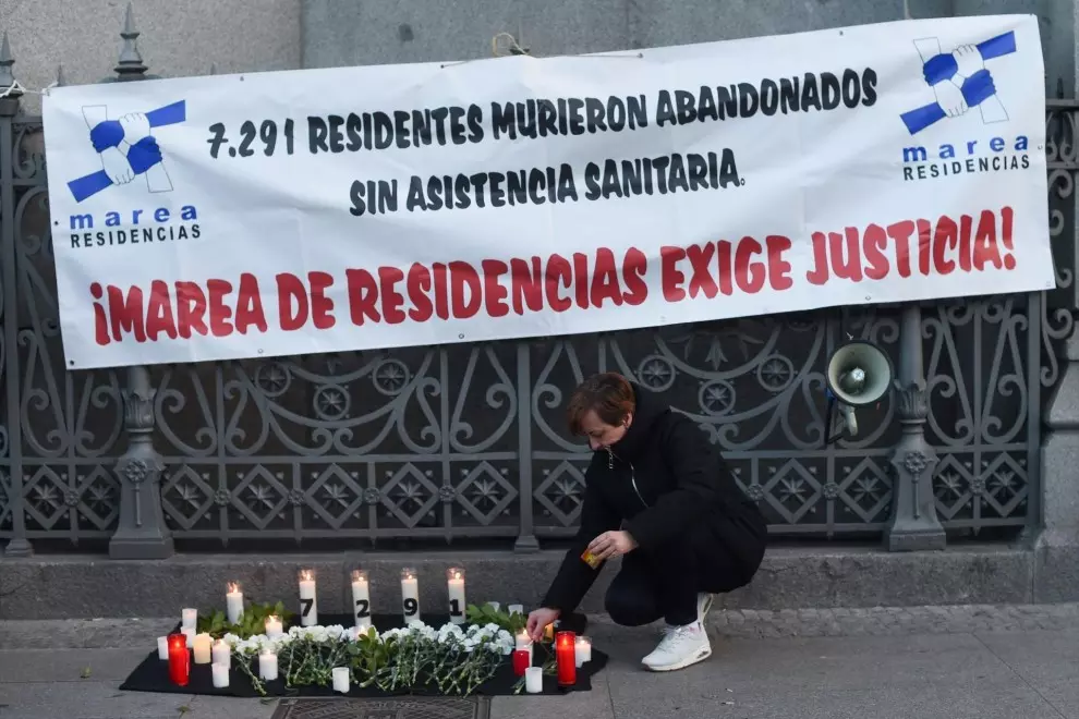 Varias personas se manifiestan junto a marea de Residencias y Verdad y Justicia durante un homenaje-vigilia por las víctimas de la covid-19, a 18 de marzo de 2023, en Madrid (España).