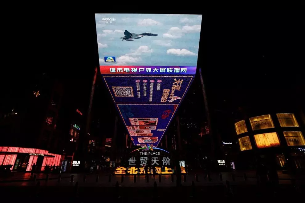 Una pantalla gigante de Pekín transmite imágenes de noticias de un avión de combate de la Fuerza Aérea del Ejército de Liberación de China volando cerca de Taiwán.