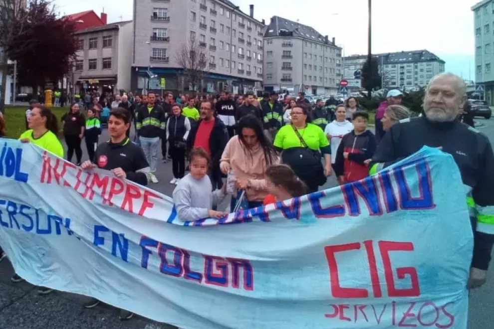 20/4/23 Protesta de los trabajadores de Lidl por las calles de Narón.