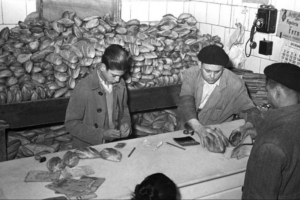 Despacho de pan con cartillas de racionamiento en Madrid, en 1940.