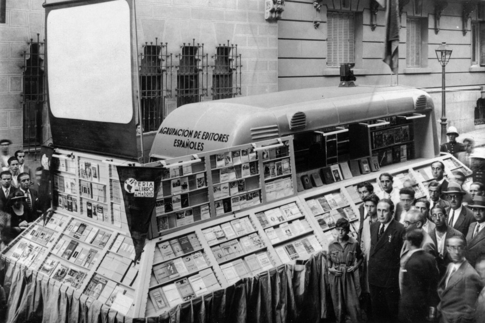 El camión de la Agrupación de Editores que llevó la Feria del Libro de Madrid a los pueblos de España.