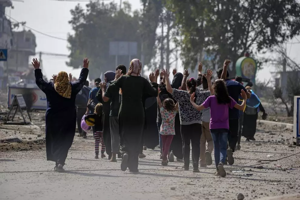 Un grupo de residentes evacuan a pie el norte de la Franja de Gaza tras la última advertencia israelí, a 5 de noviembre de 2023.