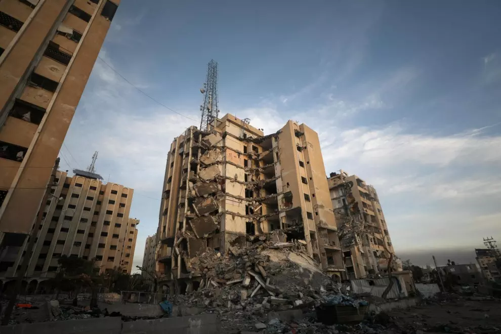 Una edificio residencial completamente destruido en el campo de refugiados de Al Nuseirat, en Gaza, tras los bombardeos israelíes este 18 de enero de 2024.