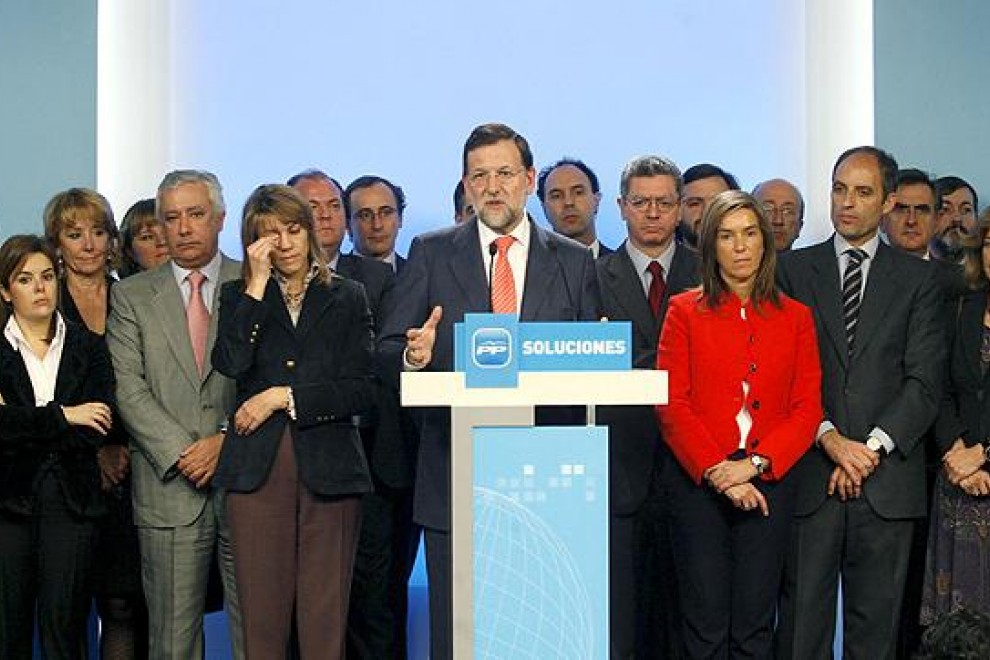 Imagen de la rueda de prensa del entonces líder del PP, Mariano Rajoy, el 11 de febrero de 2009, rodeado de la plana mayor del partido en aquella época, cuando arrancó de la investigación de 'Gürtel'. EFE/Víctor Lerena.