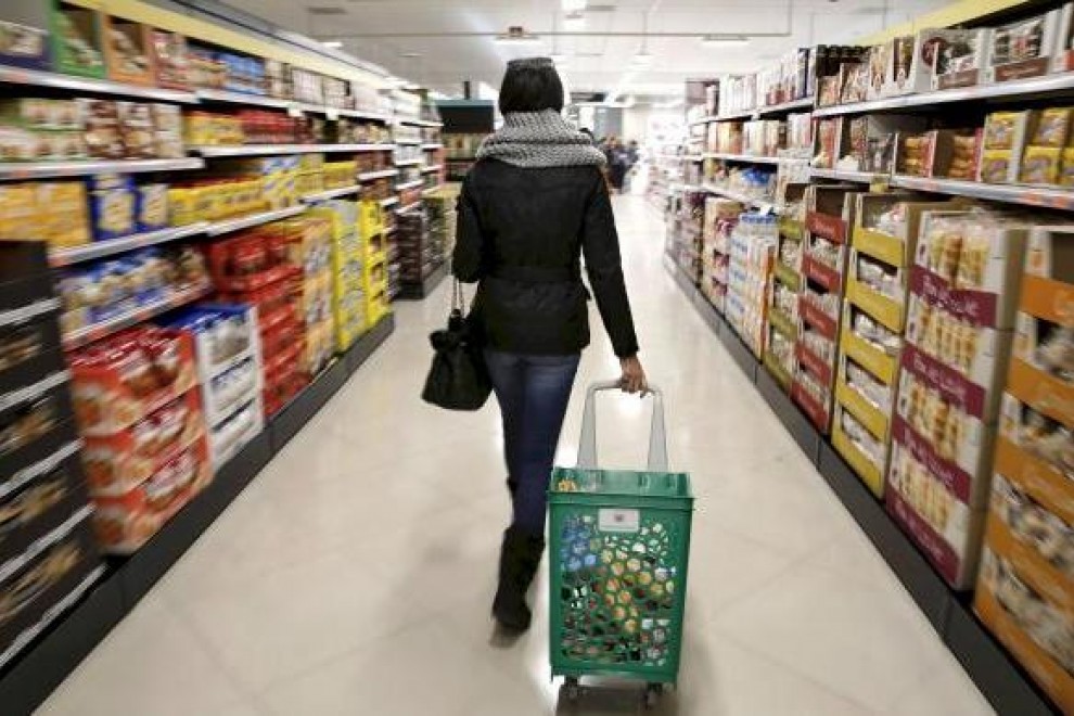 Una mujer camina por los pasillos de un supermercado, en una imagen de archivo.- EFE.