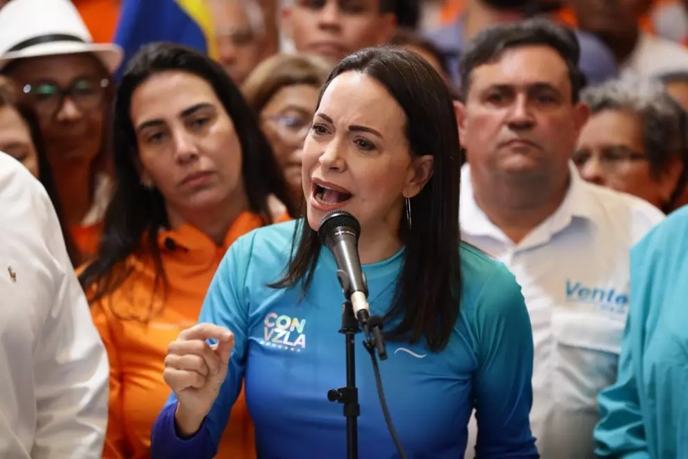 María Corina Machado se dirige a sus seguidores durante una alocución pública en Caracas, a 13 de octubre de 2023. — Rayner Peña / EFE