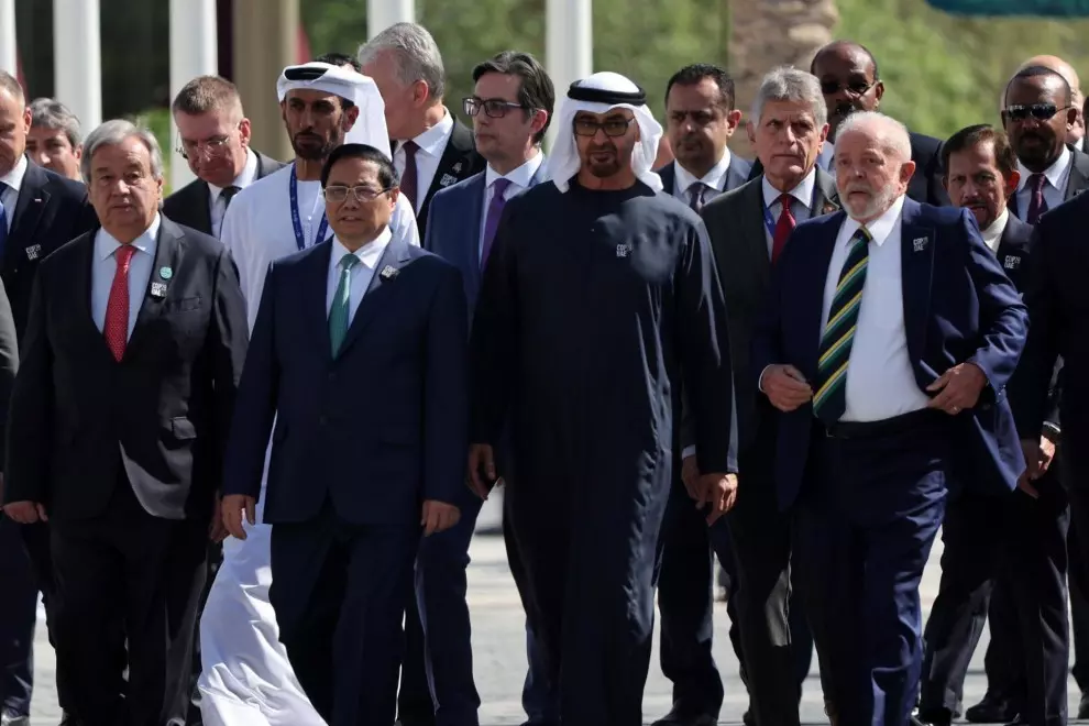 El jeque Mohamed bin Zayed Al Nahyan (Emiratos Árabes Unidos) junto a Antonio Guterres (ONU) y  Luiz Inacio Lula da Silva (Brasil) caminando hacia el palacio de congresos donde se celebra la Cumbre del Clima de Dubái este 1 de diciembre de 2023. — ALI HAIDER / EFE