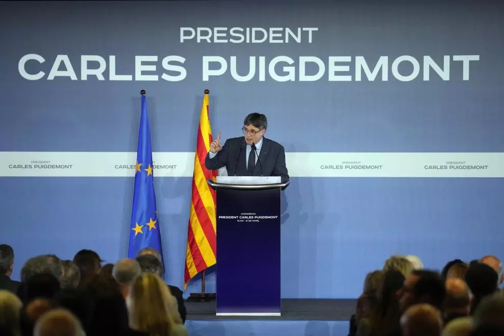 El expresidente de la Generalitat Carles Puigdemont durante la conferencia que ha ofrecido en el Ayuntamiento de Elna (Francia) este 21 de marzo de 2024. — Enric Fontcuberta / EFE