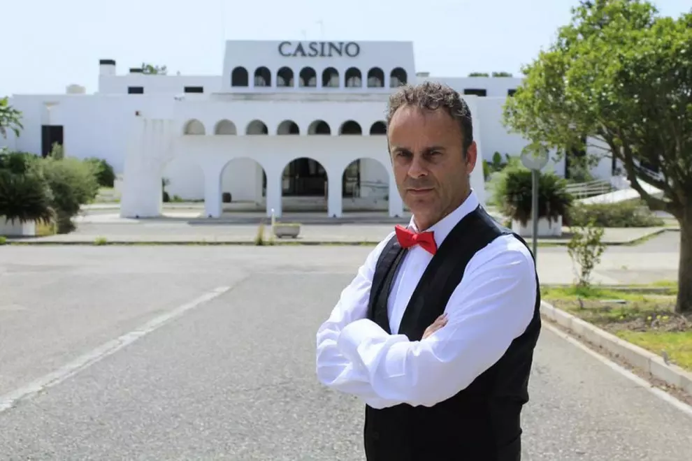 Foto del exconcejal Alejandro Gutiérrez, vestido de  crupier, delante del casino de El Puerto de Santa María. — CEDIDA