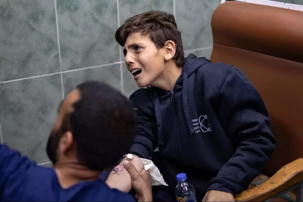 Un niño palestino liberado por el Ejército israelí tras haber sido hecho prisionero, en un hospital de Rafah. — Haitham Imad (EFE)