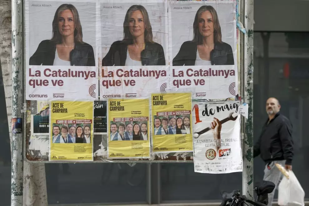 Vista de carteles electorales de ERC y de Comuns Sumar en una calle de L'Hospitalet, a 30 de abril de 2024. — Toni Albir / EFE
